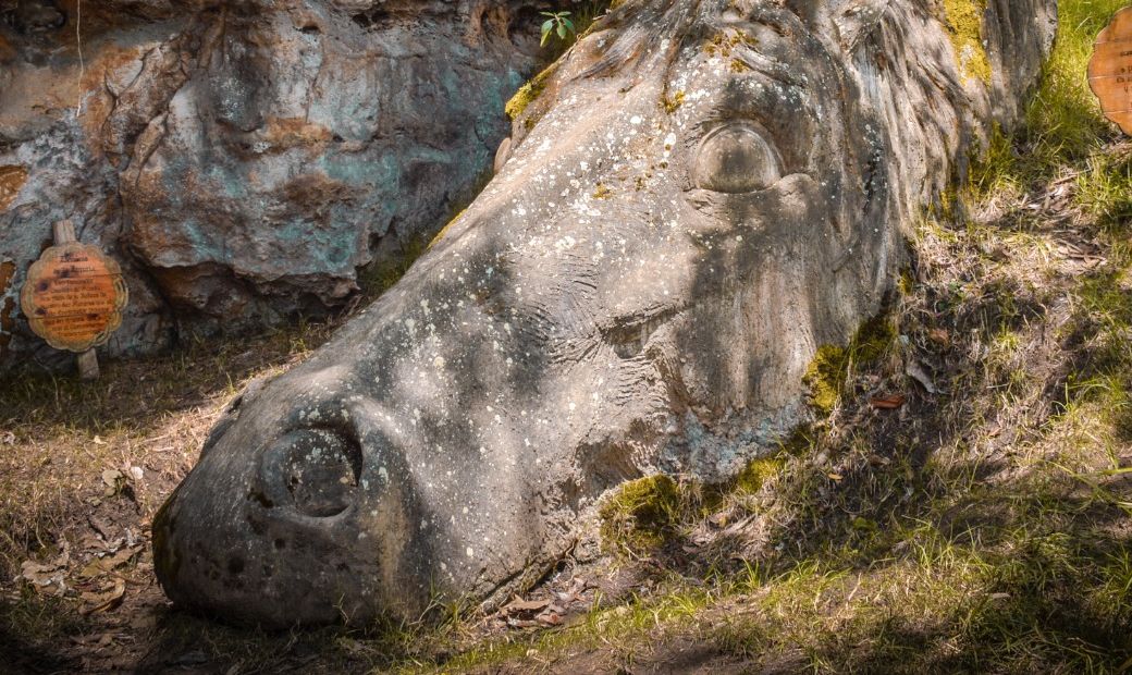Escultura de caballo en piedra en el bosque de Varsana